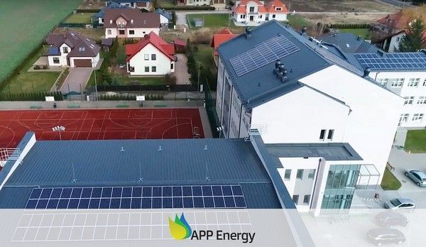 Instalacja fotowoltaiczna na dachu szkoły wykonana przez firmę APP Energy Kielce